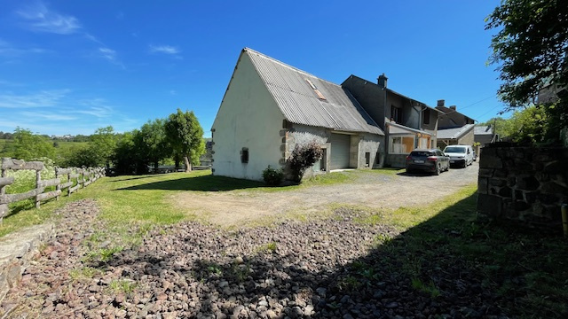 Prox SAINT-NECTAIRE, maison avec grange